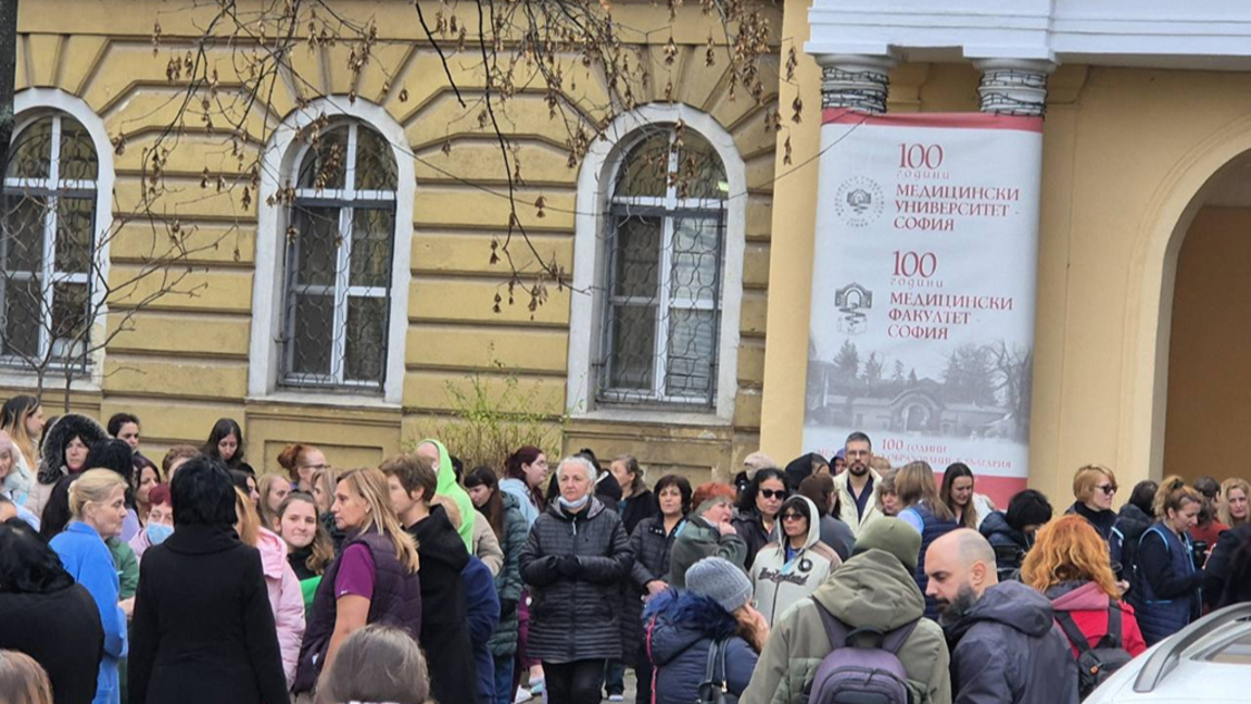 Специалистите по здравни грижи протестираха за достойно заплащане София