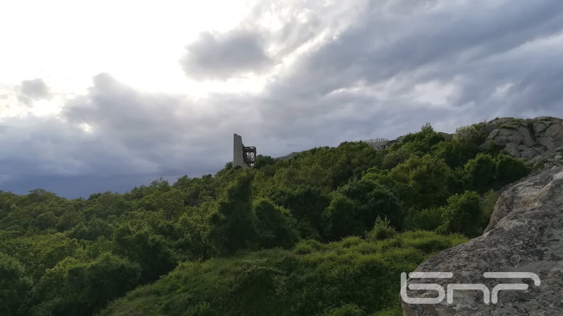 Облаци над кулата на Перперикон