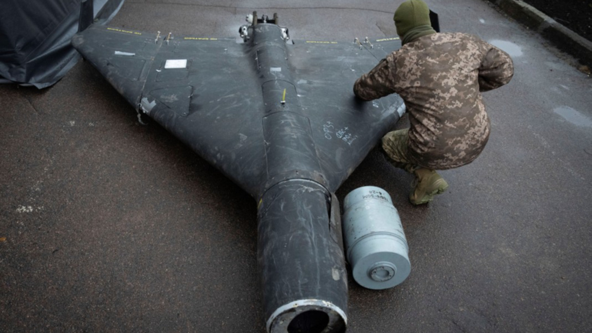 Украински военнослужещ оглежда свален руски дрон "Шахед"