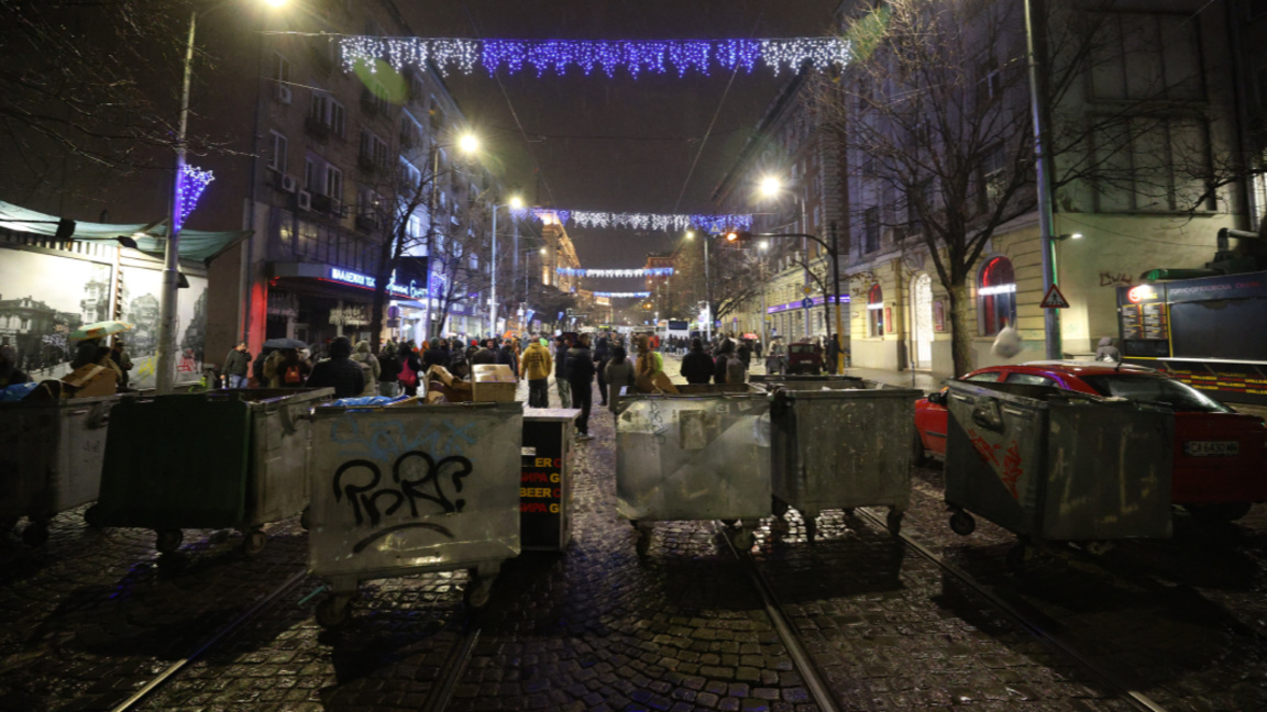 Tre persona u arrestuan në një protestë masive në Sofje, pesë policë u lënduan