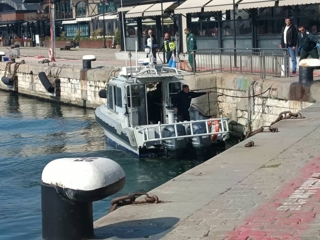 Във Варна пристигна катерът с двама от най-тежко пострадалите моряци