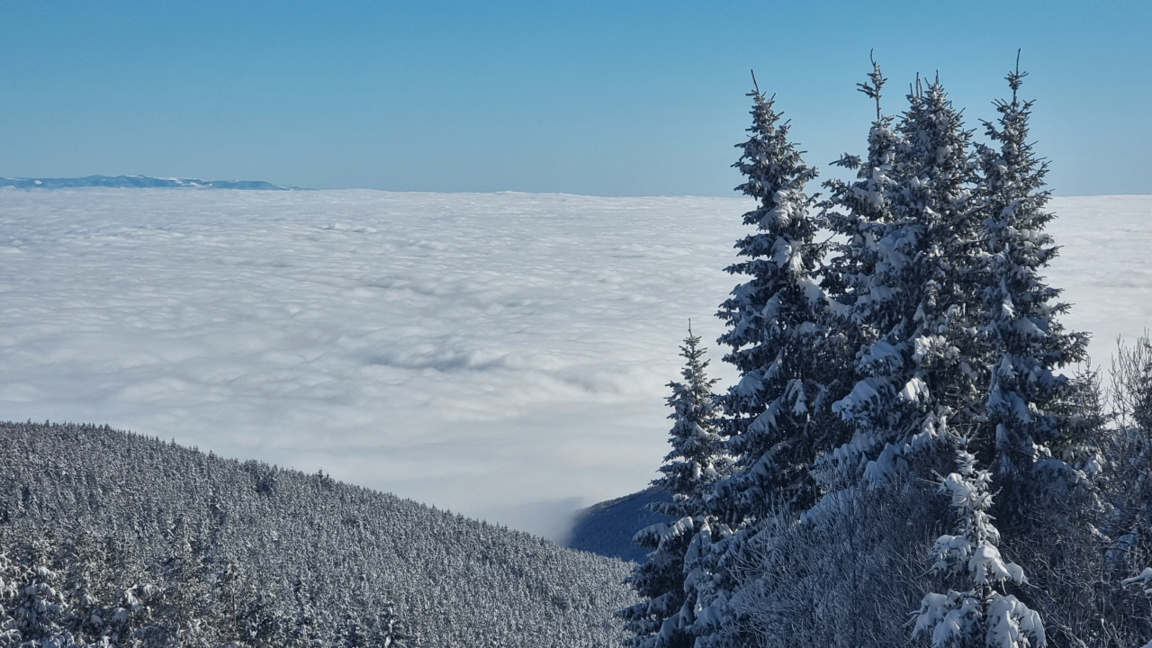 Ζεστός για την εποχή καιρός χωρίς βροχές