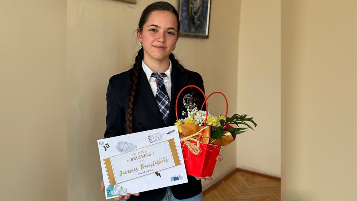 CE acordă premiul pentru traducere elevei de clasa a XI-a Alexandra Atanasova