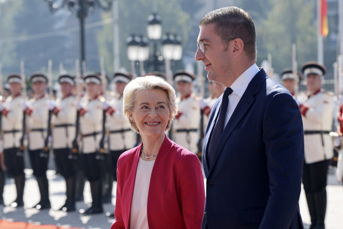 Урсула фон дер Лайен и Християн Мицкоски преди срещата им в Скопие, 24 октомври 2024 г.