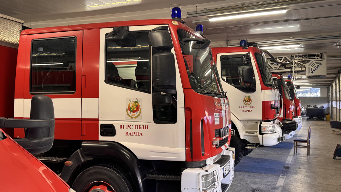 Пожарни коли потушават пожара в депо за гуми във Варна