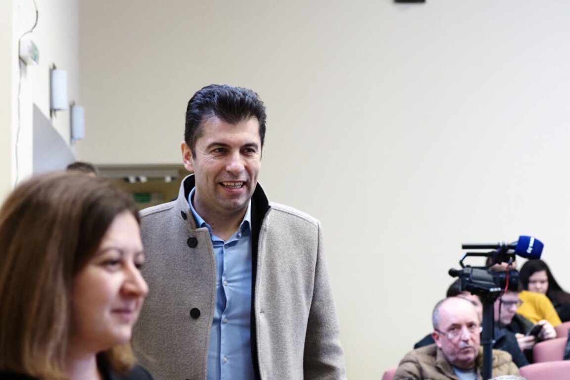 Кирил Петков в сградата на Гранична полиция
