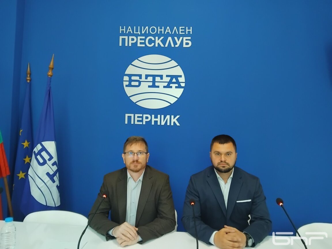 Димо Дренчев /вляво/ и Радослав Червенков - общински лидер на "Възраждане" в Перник