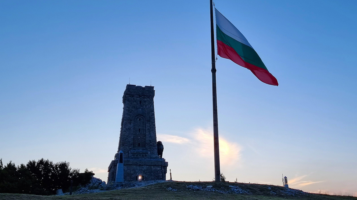 Облачно празнично утро, следобед слънце и по-високи температури