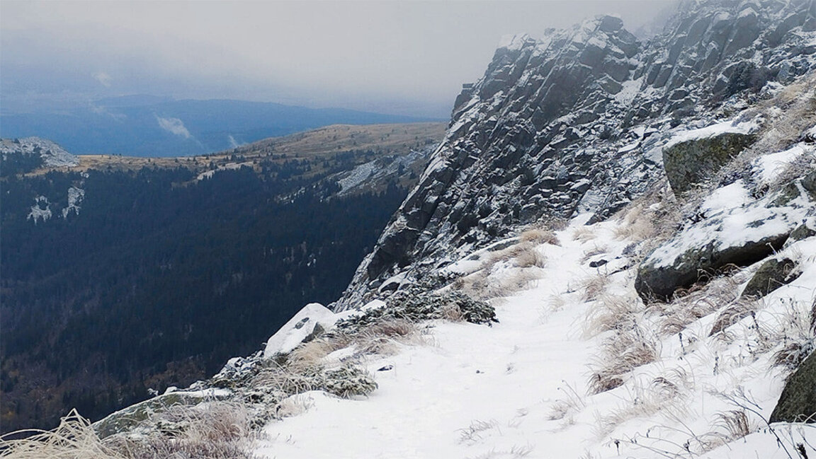 Majat e maleve janë të mbuluara me borë