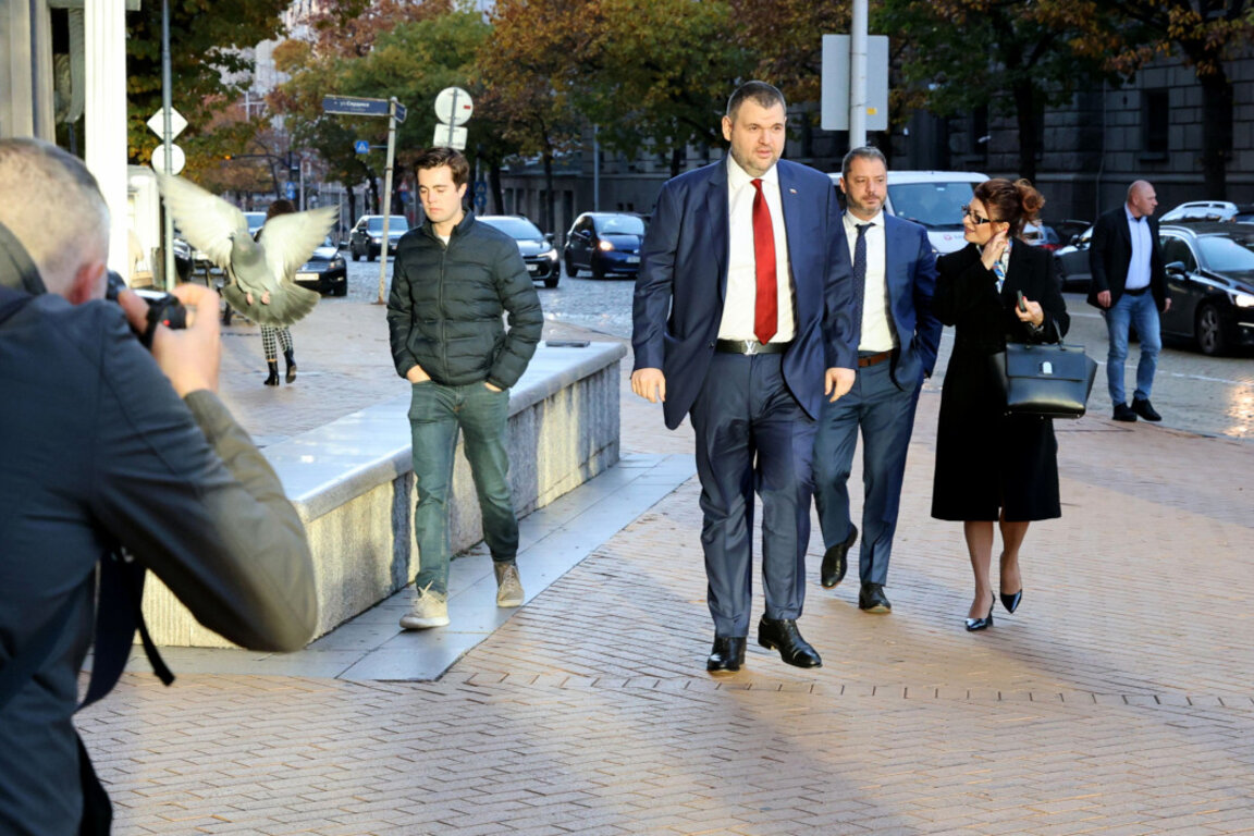 Напът към сградата на правителството, където се провежда извънредно заседание на Съвета по сигурността към МС - 16 ноември 2023 г. На снимката: Делян Пеевски от ДПС (в центъра), на втори план -  Десислава Атанасова и Делян Добрев от ГЕРБ.