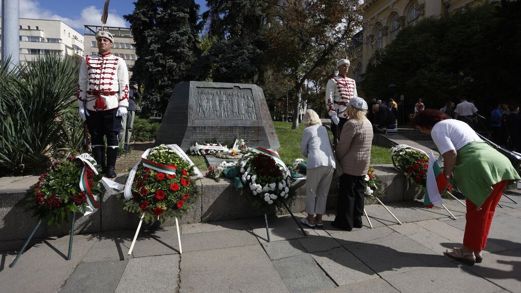На холме Царевец поднят национальный флаг в честь 118-й годовщине Независимости 
