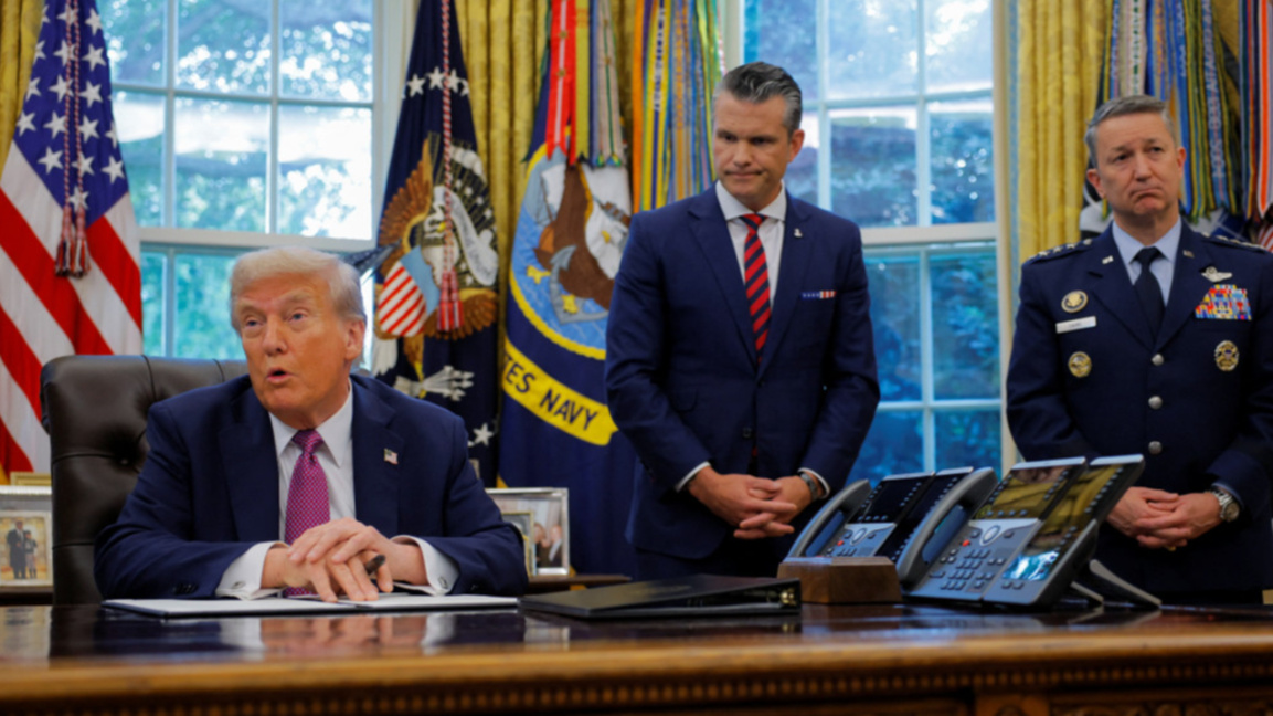 Американския президент Доналд Тръмп в Овалния кабинет при подписване на указа в присъствието на ръководителят на Пентагона Пийт Хегсет.