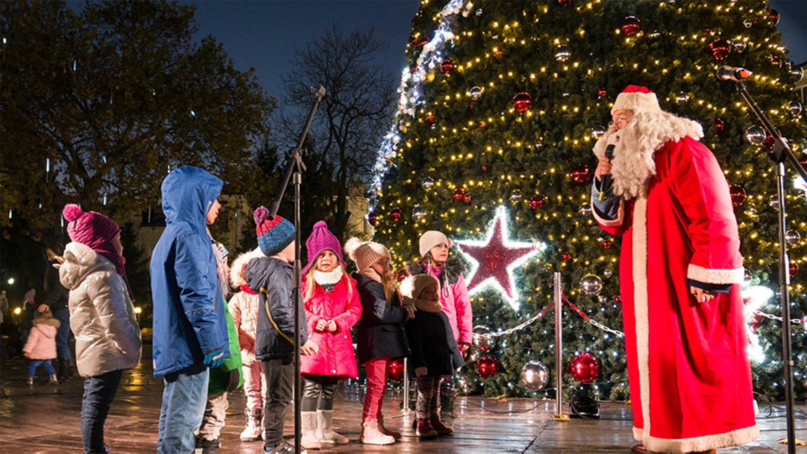 Auf dem Hauptplatz in Plowdiw erstrahlt ein Weihnachtsdorf