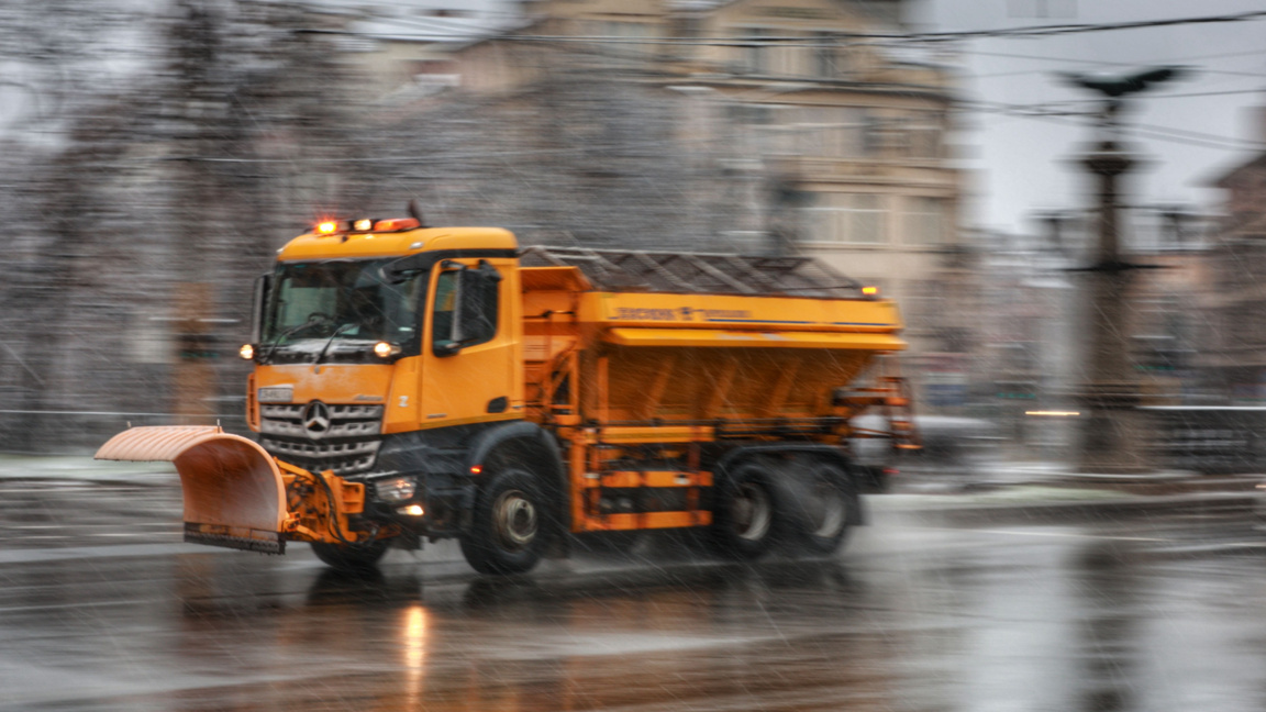 Близо 500 машини чистят републиканските пътища