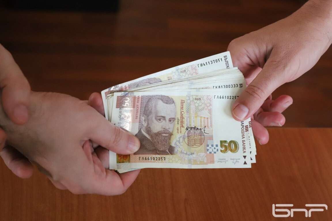 Учителските заплати се увеличават с 15%, минималната става 1709 лв.