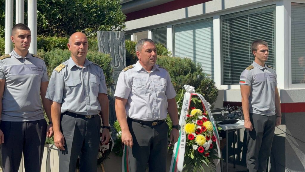 Венци и цветя бяха положени в памет на загиналите пожарникари