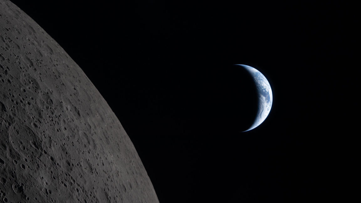 Изображение, предоставено от НАСА и заснето от екипажа на Artemis II по време на прелитането им покрай Луната (около шест минути преди залез на Земята на 6 април 2026 г.), показва нашата планета, върху която пада сянка, и повърхността на спътника ѝ.