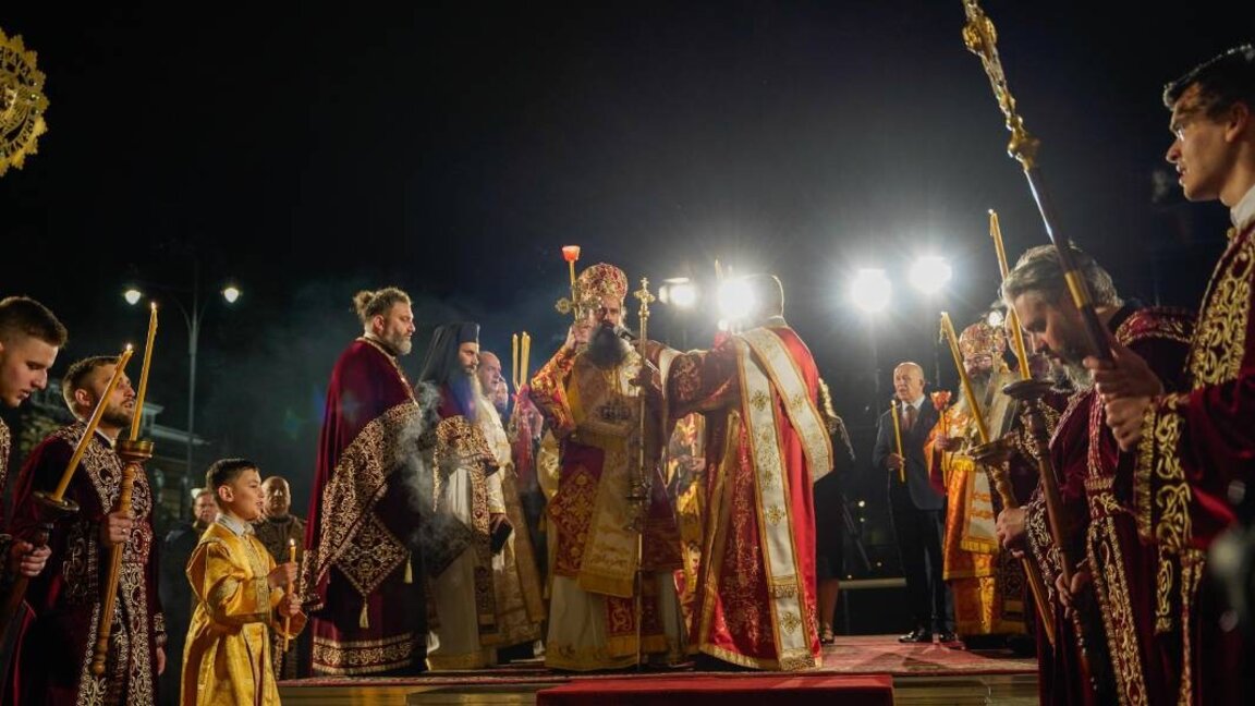 Le patriarche Daniel a proclamé à minuit: "Le Christ est ressuscité!"