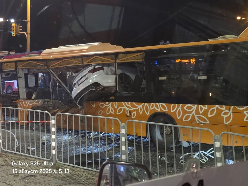 Шофьорът, врязал се в автобус: С книжка от 2 седмици и вече 6 фиша