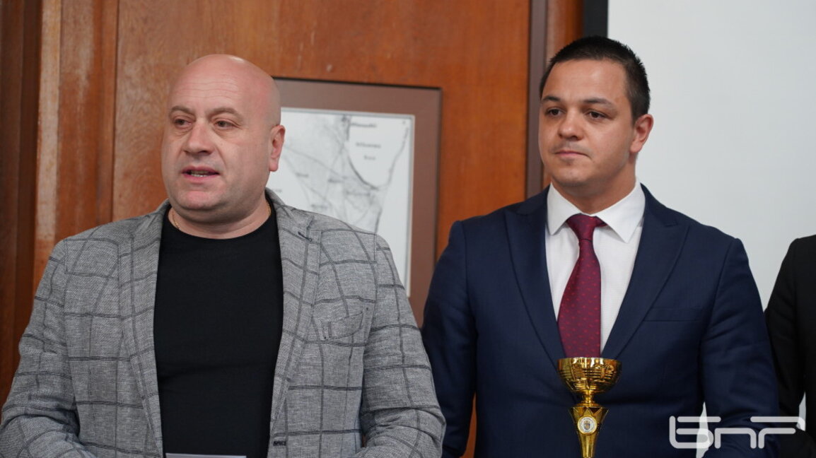Плувецът Цанко Цанков (в дясно) със своя треньор Николай Илиев (в ляво)