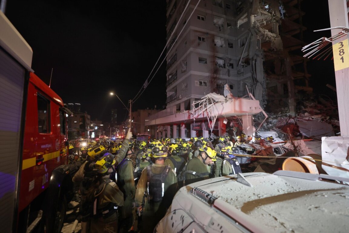 Спасителни екипи в Бат Ям, където Иран порази жилищни сгради, 15 юни 2025 г.