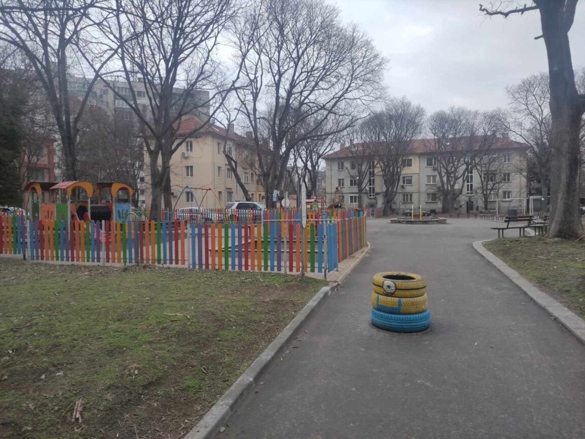 Във Варна деца носят светещи гривни на площадка с една работеща лампа