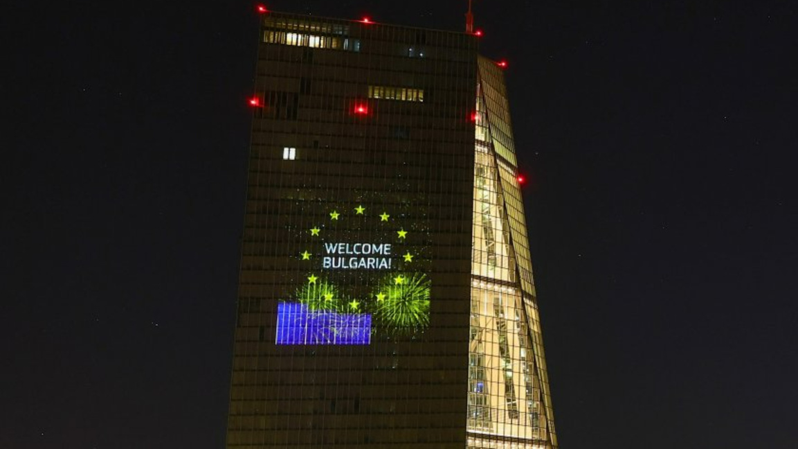 "Добре дошла, България" грейна върху сградата на ЕЦБ във Франкфурт