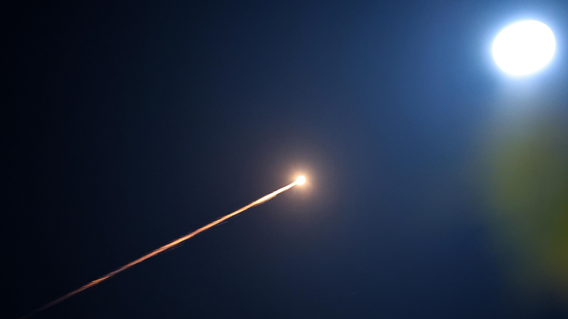 Израелската ПВО прехваща снаряд над Тел Авив на 04.03.2026 г.