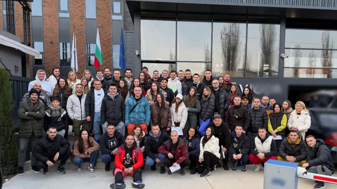 Пакети с хранителни продукти раздадоха за Великден доброволци в Хасковско