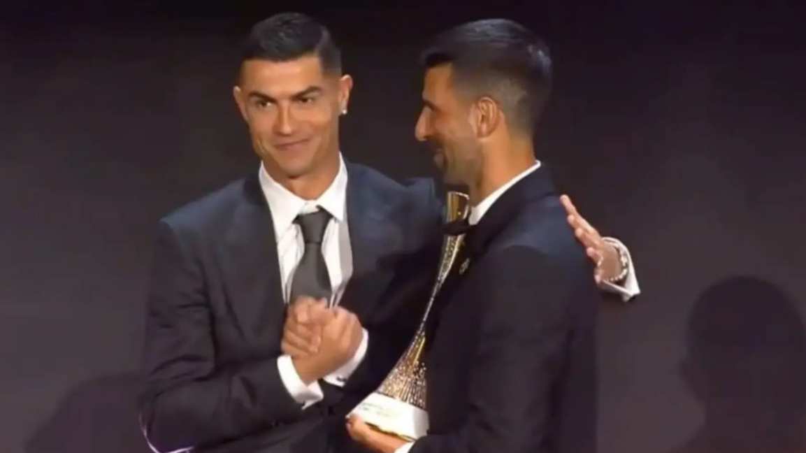 Роналдо връчва наградата на Джокович в Дубай.