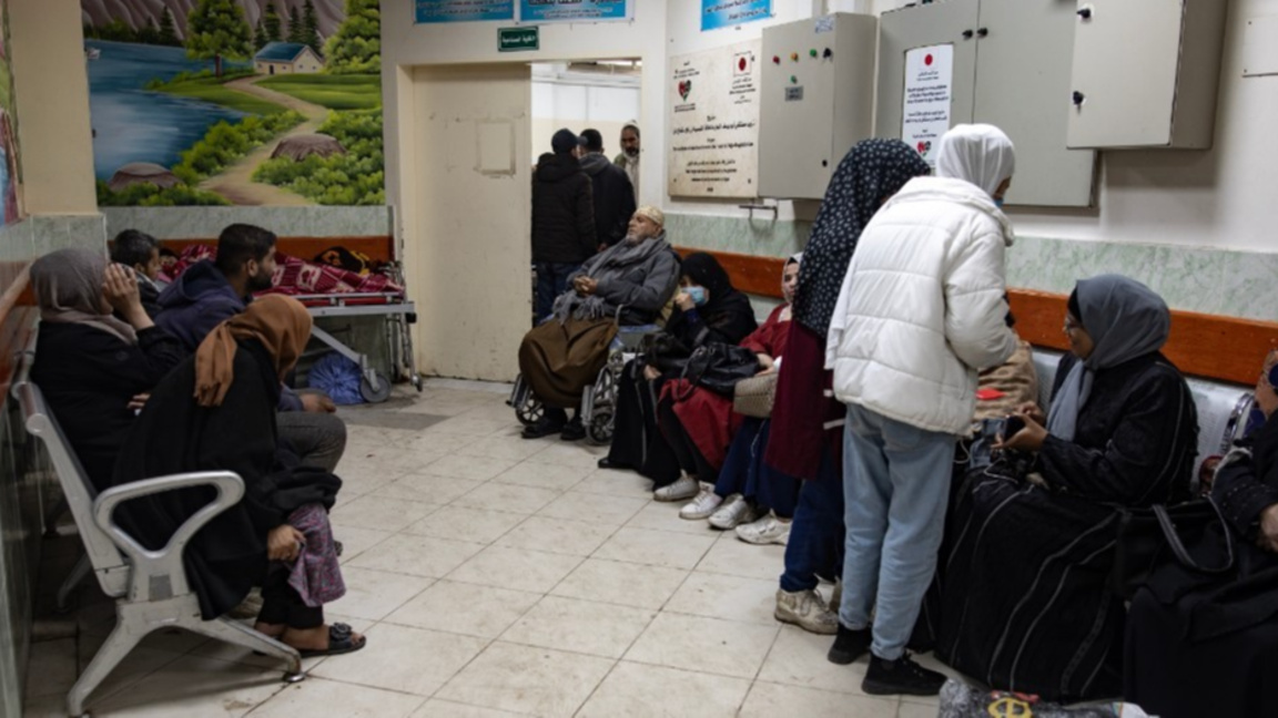 Болни чакат за лечение в болница "Насър" в Хан Юнис