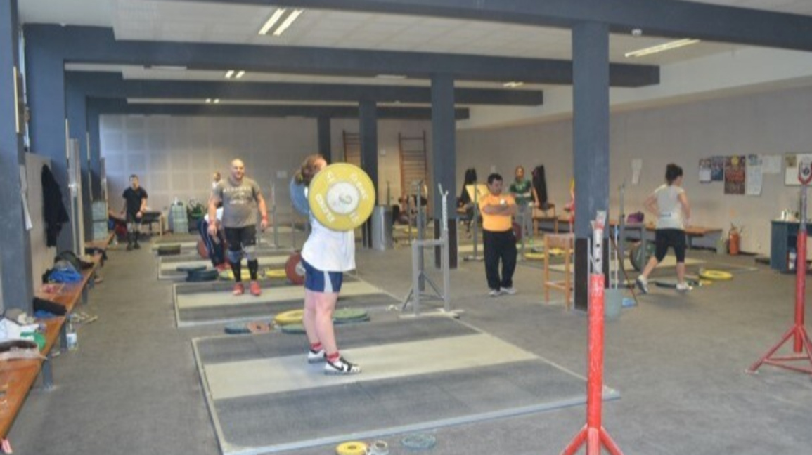 13 щангисти ще се подготвят във Варна от днес.