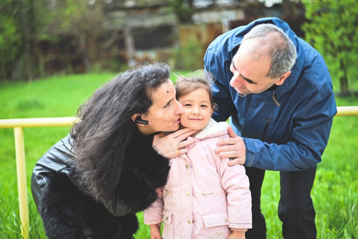 Бена и Богомил с едно от момичетата