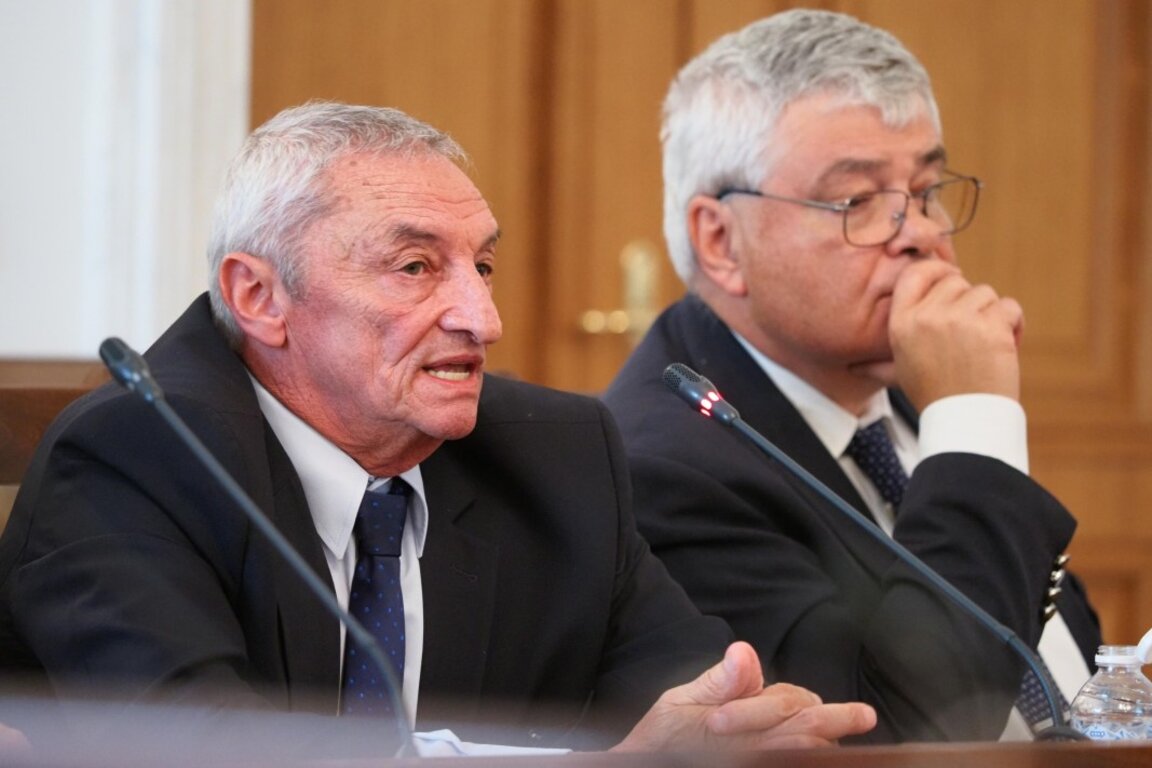 Проф. Богомил Манов (вляво)