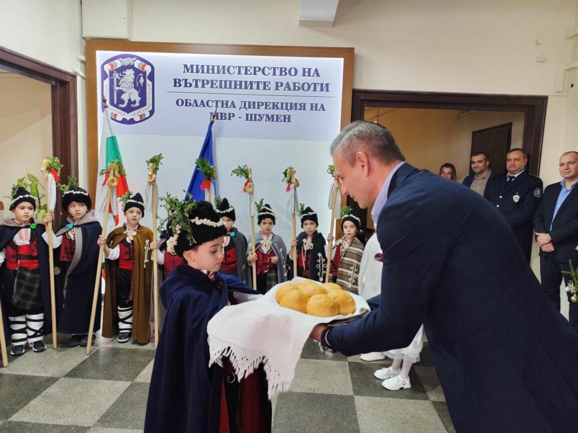 Добри гости коледари в полицията