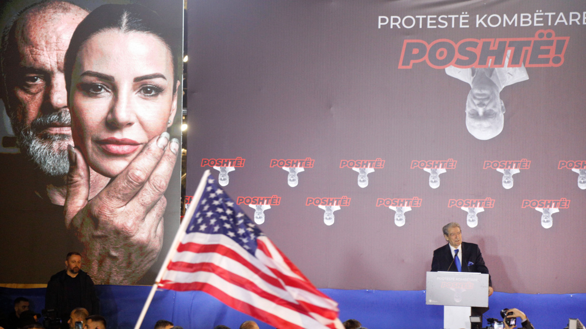 Опозиционен протест в Тирана, на заден план са ликовете на премиера Еди Рама и на бившата вицепремиерка Белинда Балуку, 10 февруари 2026 г.