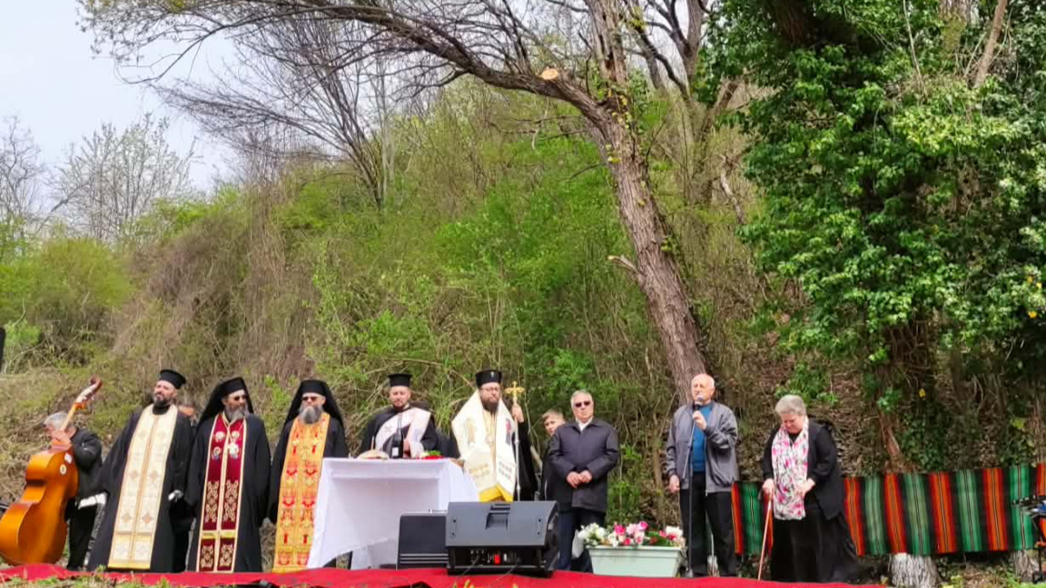 Алботинският манастир събра стотици на Великден