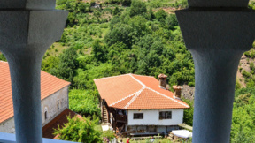 Gega köyü ve Ograjden Dağı'ndaki masalımsı “Şeytanlı Manastır"