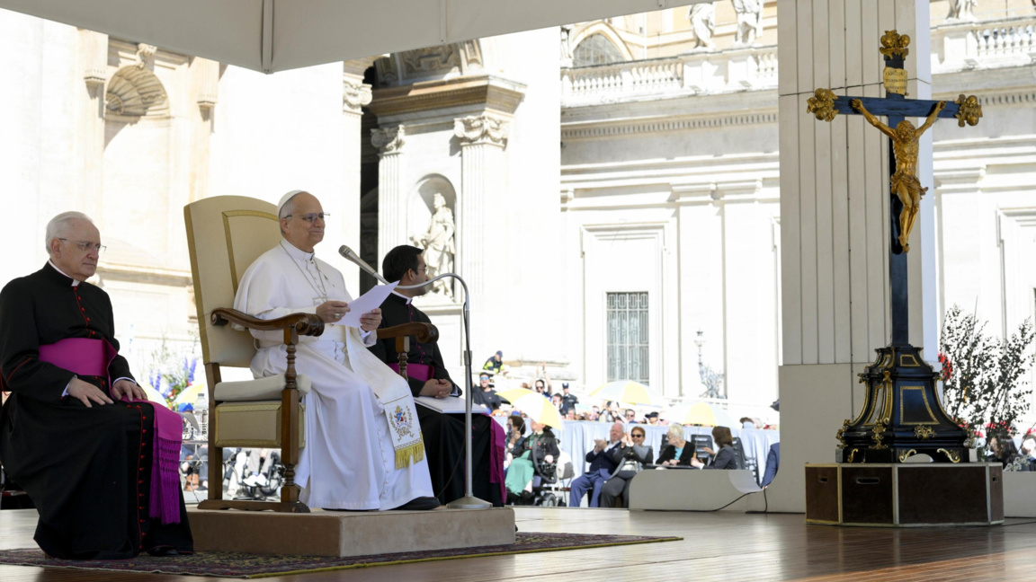 Папа Лъв XIV по време на седмичната му обща аудиенция на площад "Свети Петър" във Ватикана, 8 април 2026 г.