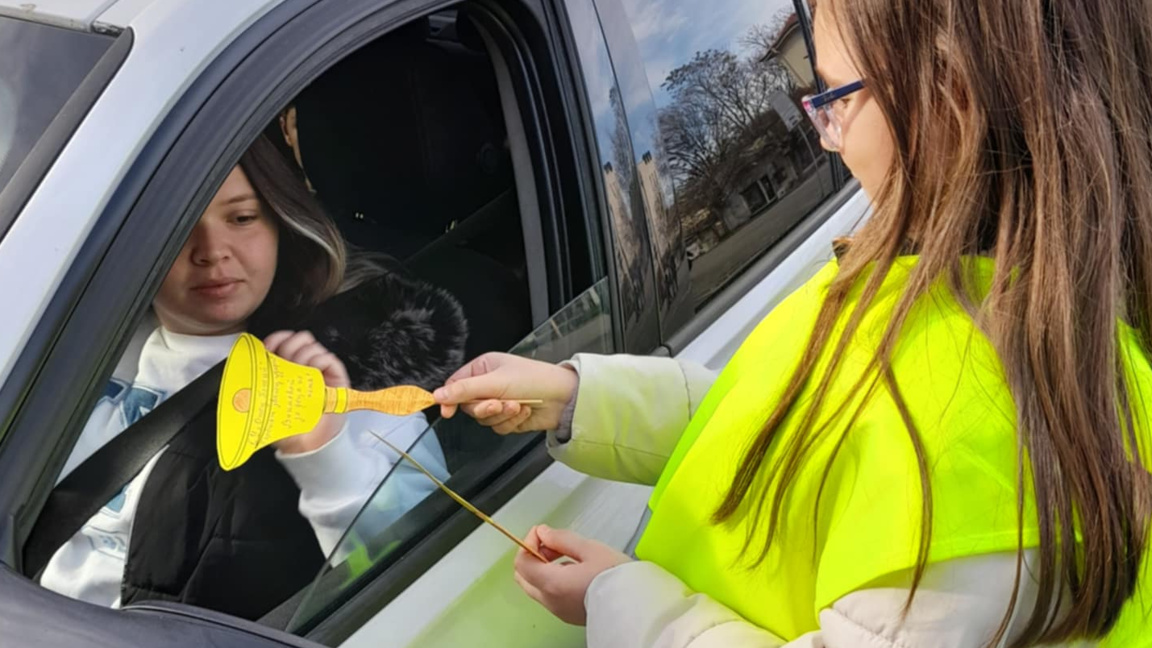 В акцията участваха ученици от трети клас