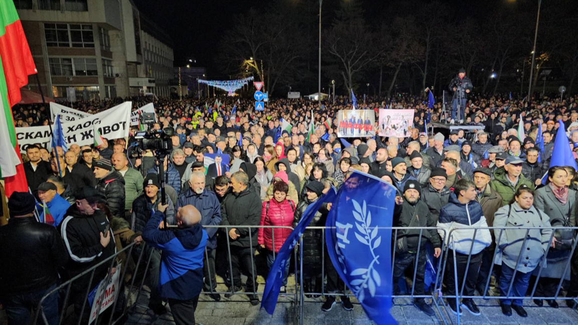 Mii de oameni au ieșit la protest în sprijinul guvernului