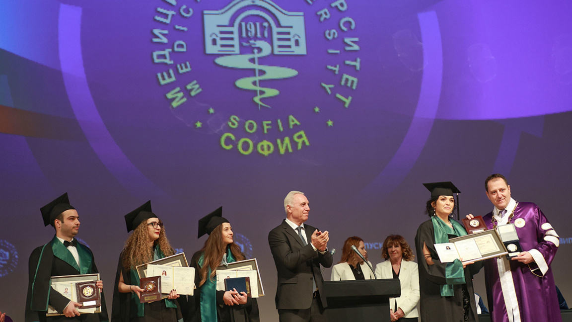 Estudiantes de 33 países reciben diplomas de la Universidad de Medicina de Sofía