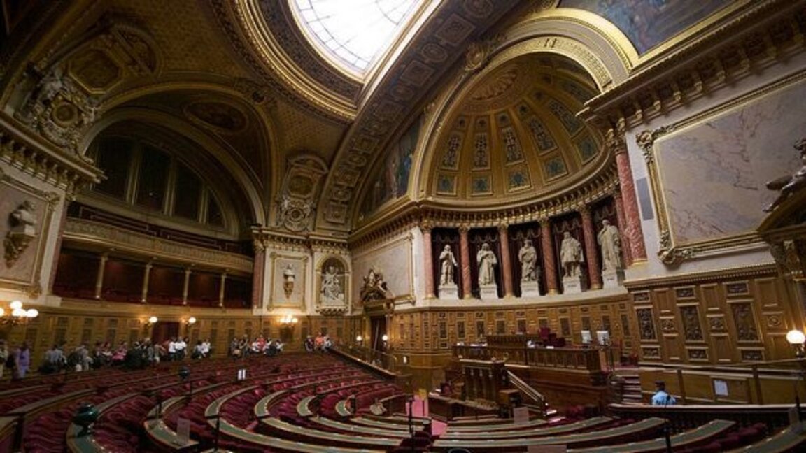 Френското национално събрание гласува с мнозинство спирането на пенсионната реформа