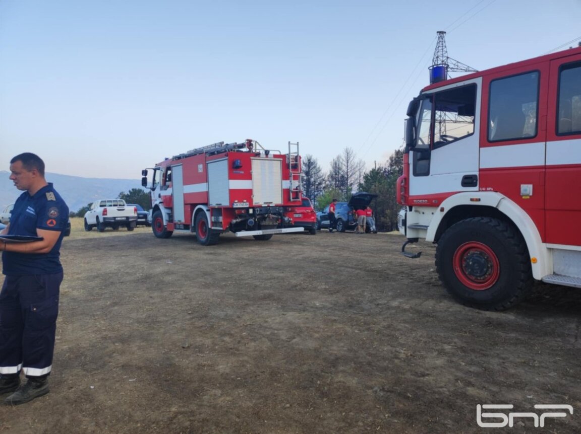 Доброволци от София се включват в борбата с огнената стихия над Илинденци