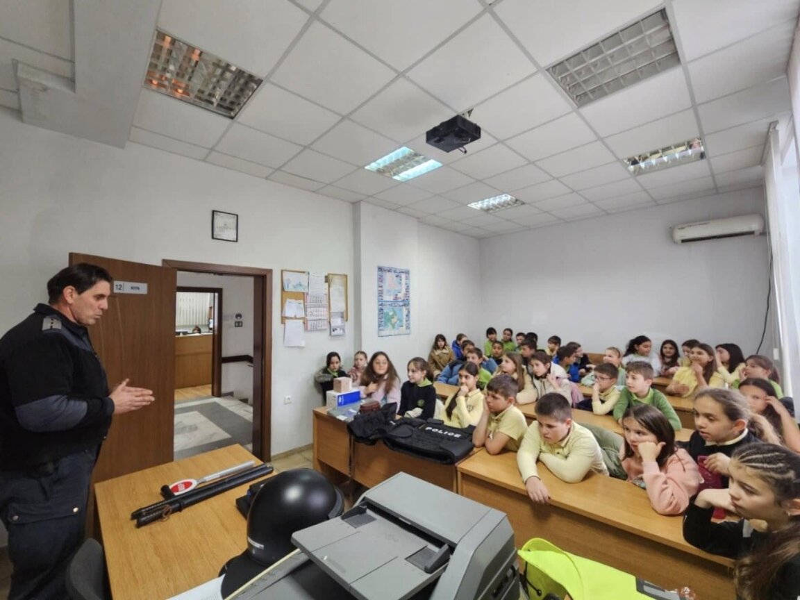 Ученици от Приморско се запознаха с работата на полицаите