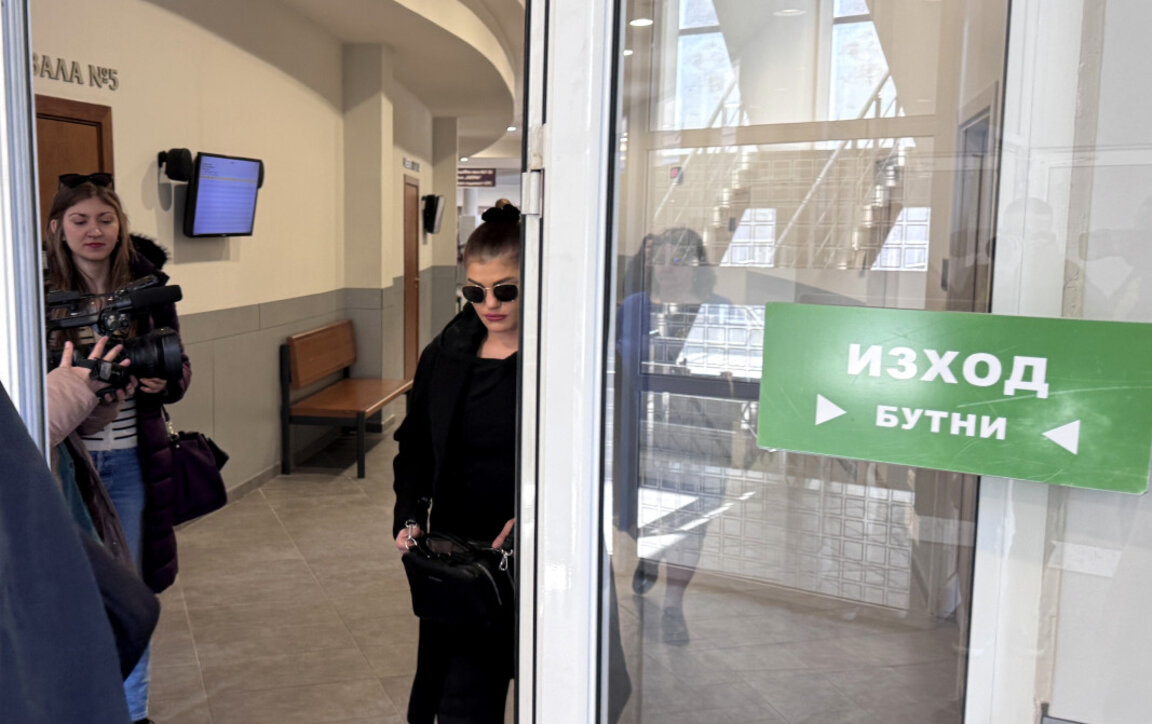 Преди заседанието на Софийския районен съд по делото срещу Жана Бергендорф (на снимката в центъра) - 5 март 2025 г.
