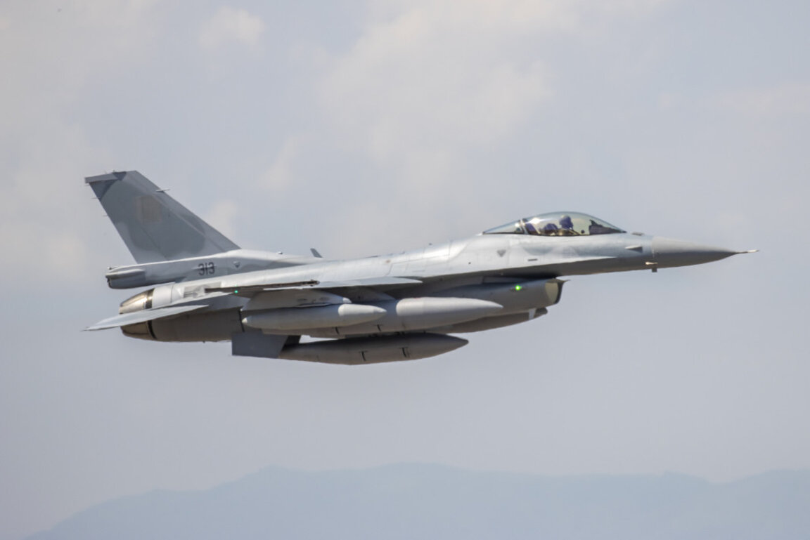 Al doilea avion bulgar F-16 a aterizat la baza aeriană Graf Ignatievo
