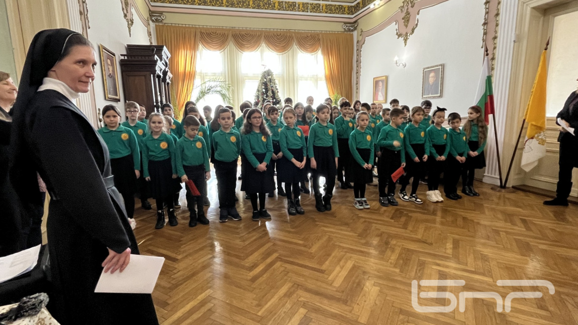 Ученици от католическото училище в Русе изпратиха подаръци на децата в Малчика