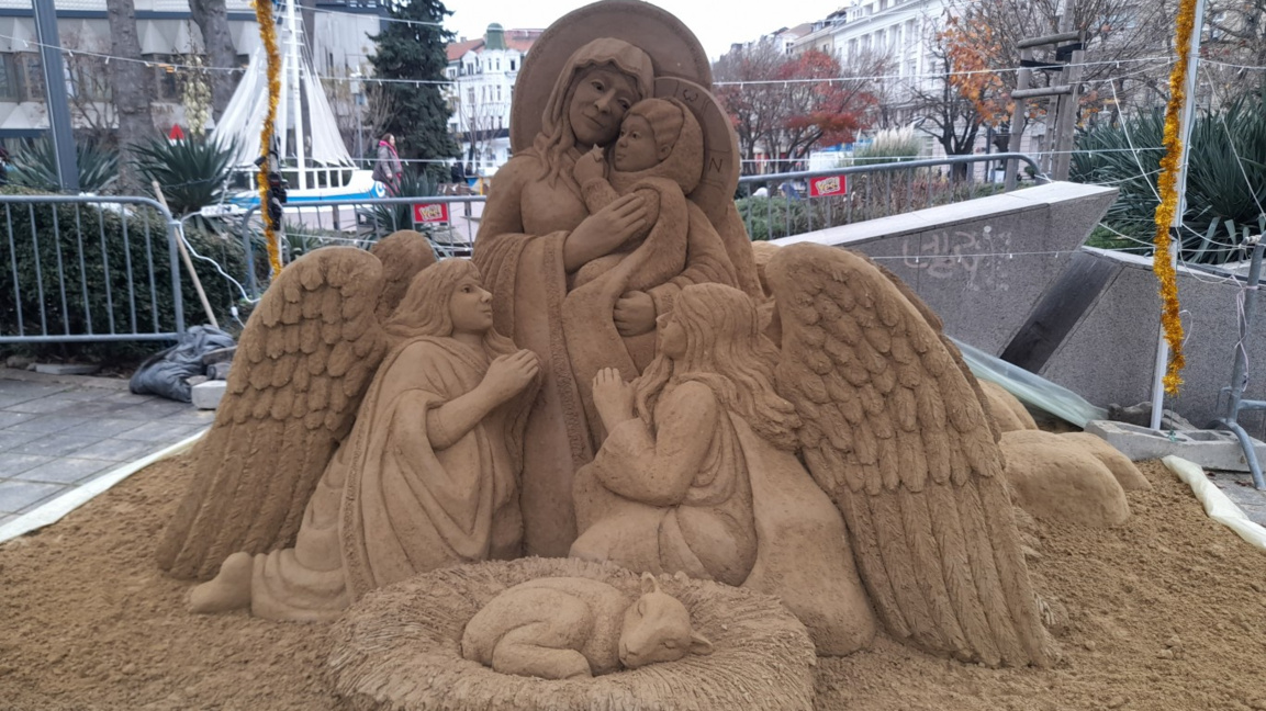 Artiștii Remi și Paul Hogard au creat o sculptură de nisip de Crăciun în Burgas