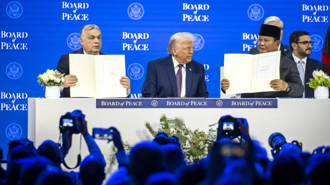 Унгарският премиер Виктор Орбан, президентът на САЩ Доналд Тръмп и индонезийският държавен глава Прабово Субианто на церемонията по подписване на устава на Съвета за мир в Давос, 22 януари 2026 г.